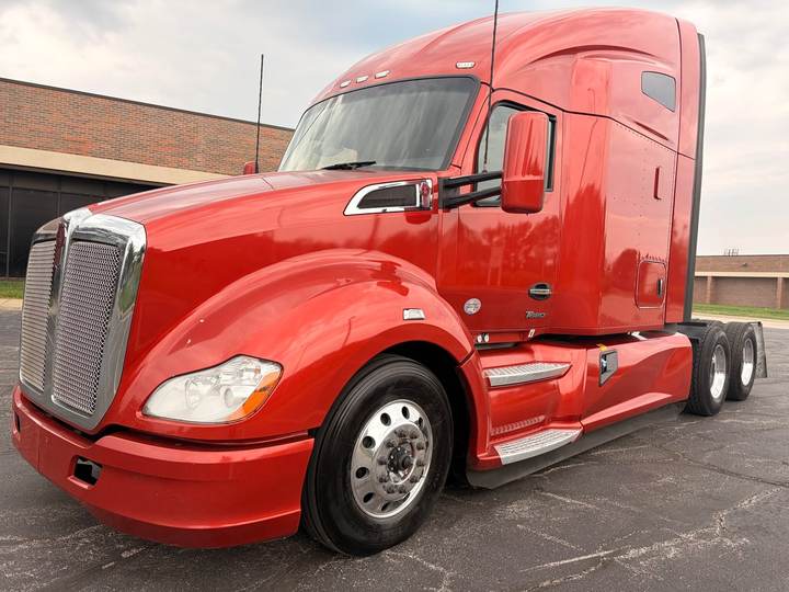 2022 Kenworth T680 76" Raised Roof Sleeper, exterior photo 3