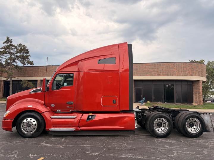 2022 Kenworth T680 76" Raised Roof Sleeper, exterior photo 4