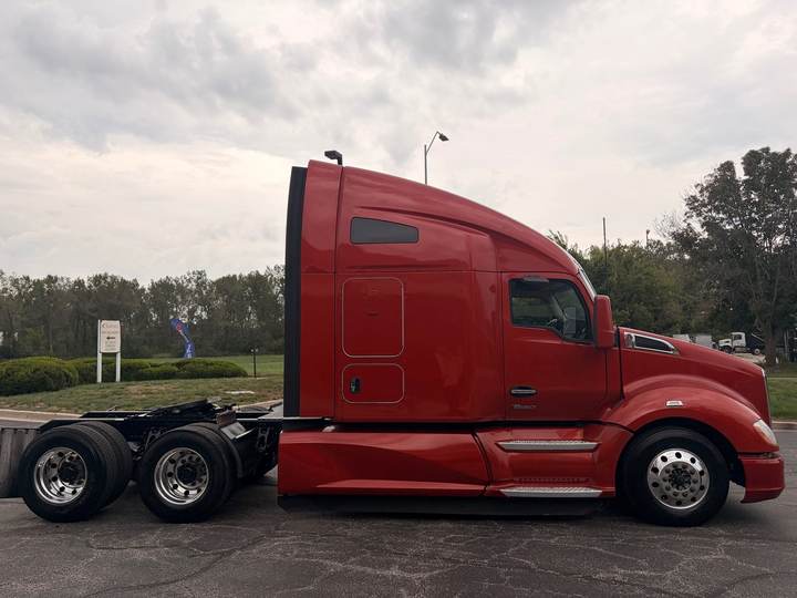 2022 Kenworth T680 76" Raised Roof Sleeper, exterior photo 5