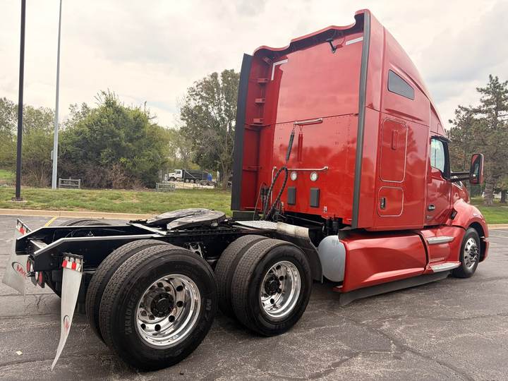 2022 Kenworth T680 76" Raised Roof Sleeper, exterior photo 6