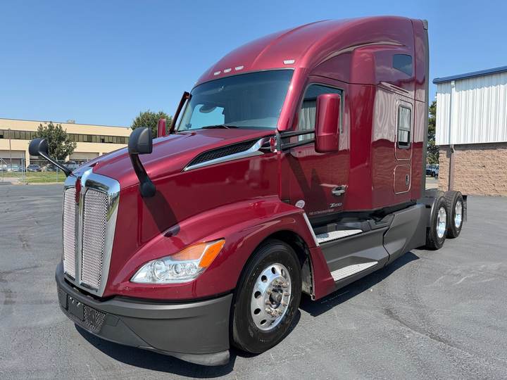 2022 Kenworth T680 76" Raised Roof Sleeper, exterior photo 1