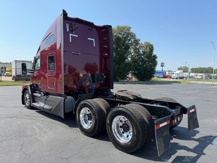 2022 Kenworth T680 76" Raised Roof Sleeper, exterior photo 3