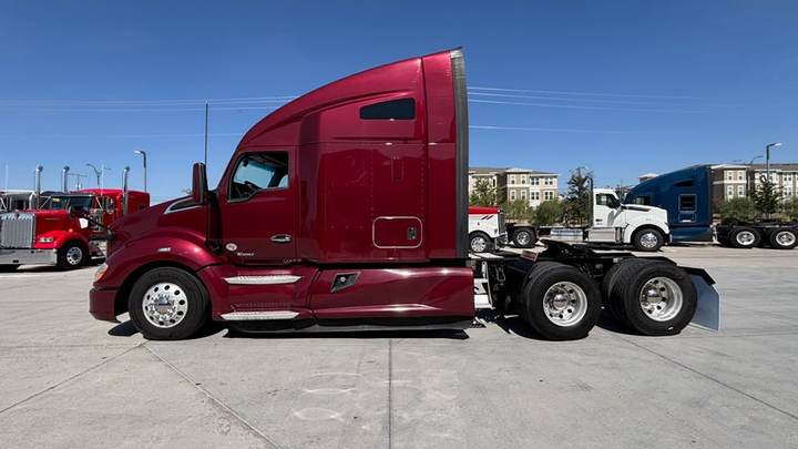 2022 Kenworth T680 76" Raised Roof Sleeper, exterior photo 2