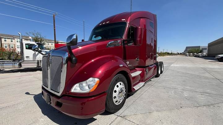 2022 Kenworth T680 76" Raised Roof Sleeper, exterior photo 3