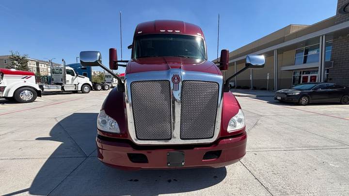 2022 Kenworth T680 76" Raised Roof Sleeper, exterior photo 4