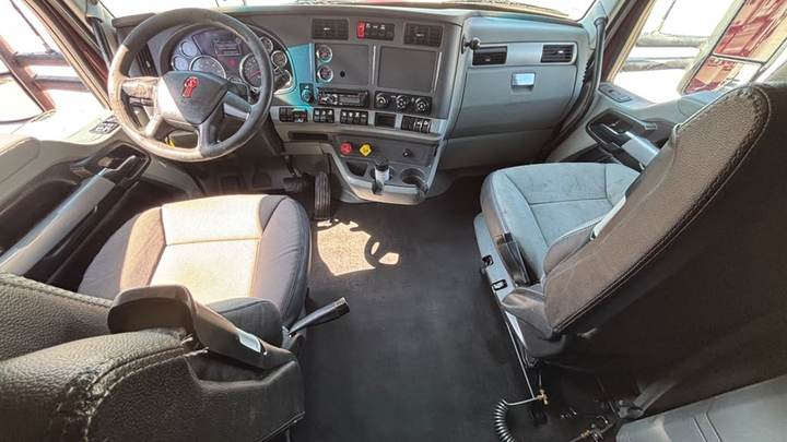 2022 Kenworth T680 76" Raised Roof Sleeper, interior photo 7