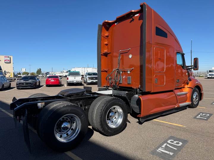 2022 Kenworth T680 76" Raised Roof Sleeper, exterior photo 4