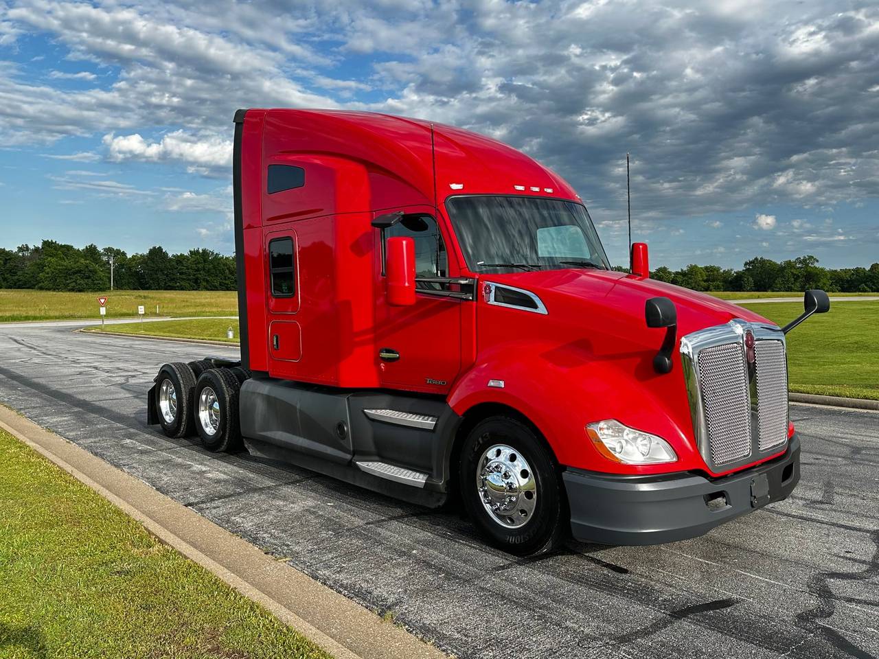 2022 Kenworth T680 76" Raised Roof Sleeper, exterior photo 1