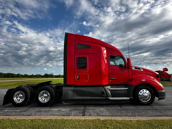 2022 Kenworth T680 76" Raised Roof Sleeper, exterior photo 2
