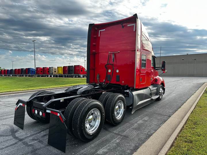 2022 Kenworth T680 76" Raised Roof Sleeper, exterior photo 3