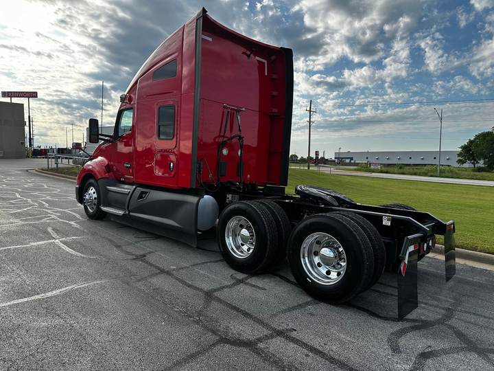 2022 Kenworth T680 76" Raised Roof Sleeper, exterior photo 4