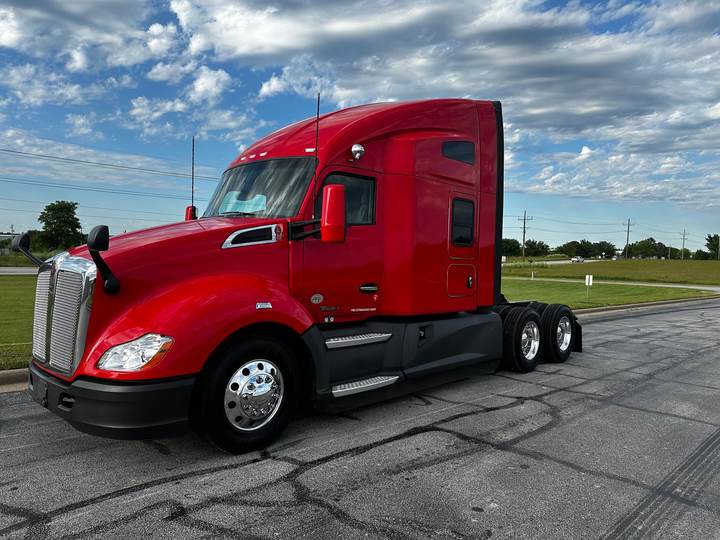 2022 Kenworth T680 76" Raised Roof Sleeper, exterior photo 5