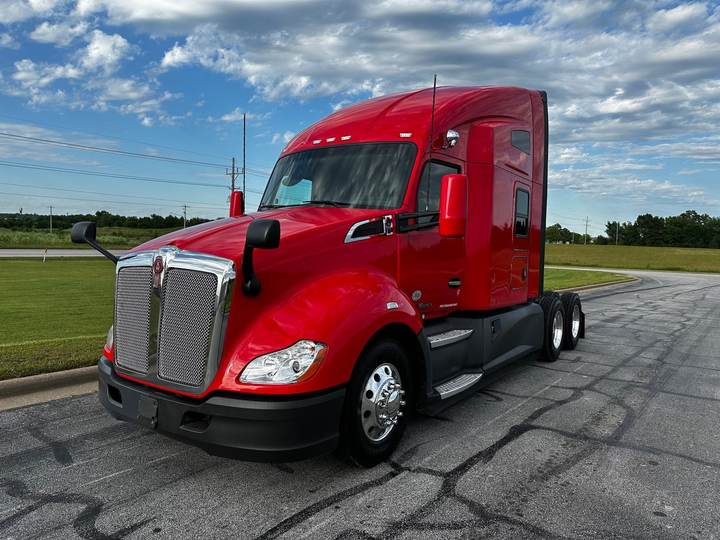 2022 Kenworth T680 76" Raised Roof Sleeper, exterior photo 6