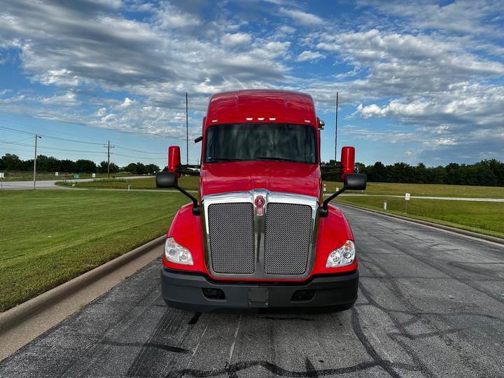 2022 Kenworth T680 76" Raised Roof Sleeper, exterior photo 7