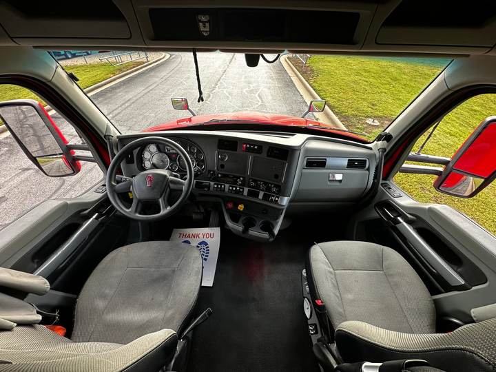 2022 Kenworth T680 76" Raised Roof Sleeper, interior photo 8