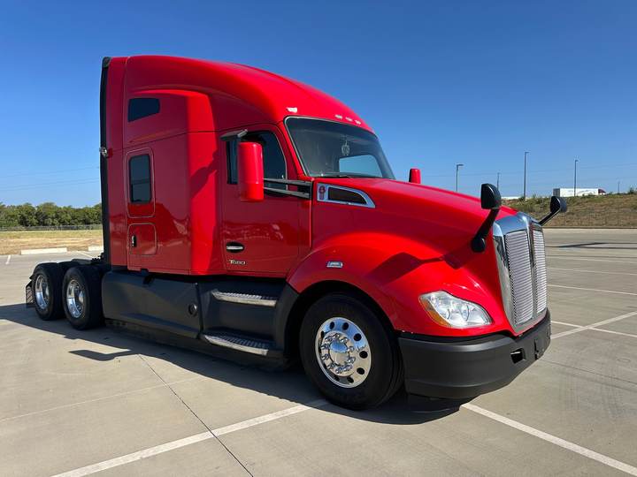 2022 Kenworth T680 76" Raised Roof Sleeper, exterior photo 1