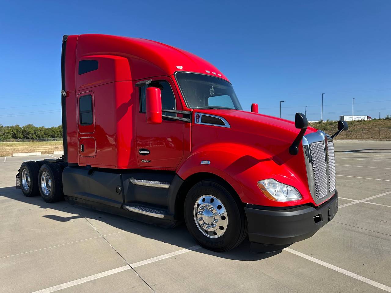 2022 Kenworth T680 76" Raised Roof Sleeper, exterior photo 1