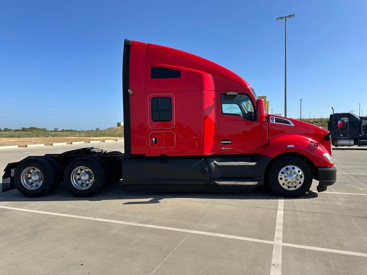 2022 Kenworth T680 76" Raised Roof Sleeper, exterior photo 2