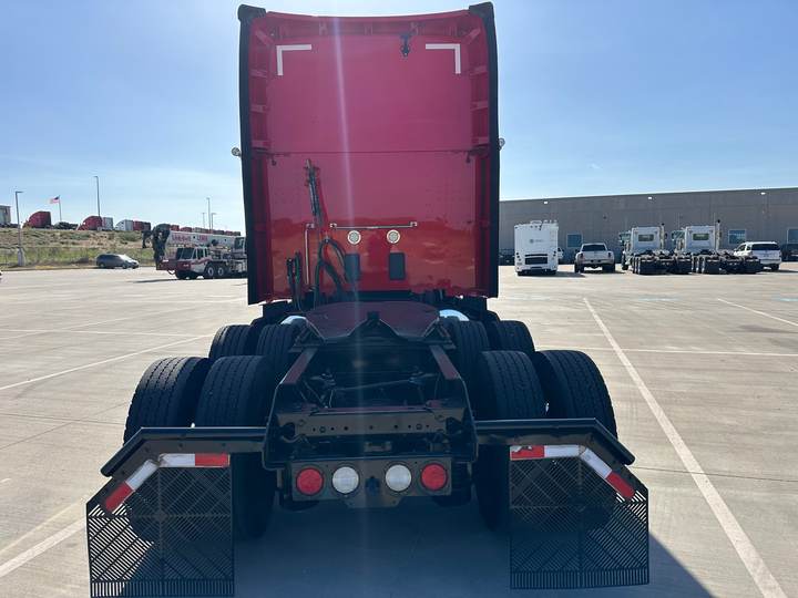 2022 Kenworth T680 76" Raised Roof Sleeper, exterior photo 4