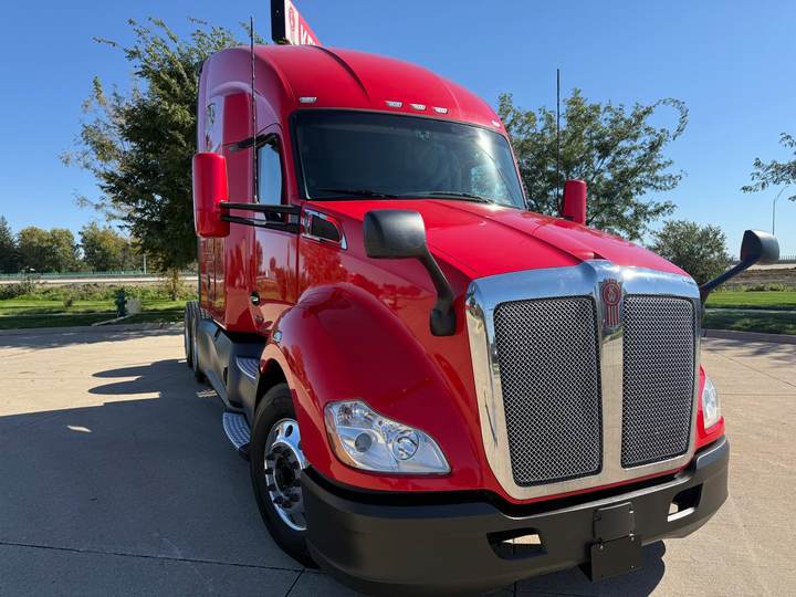 2022 Kenworth T680 76" Raised Roof Sleeper, exterior photo 1