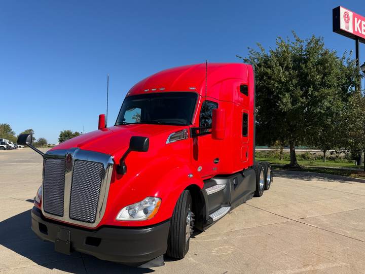2022 Kenworth T680 76" Raised Roof Sleeper, exterior photo 2