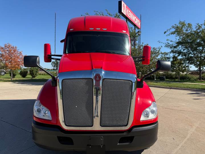 2022 Kenworth T680 76" Raised Roof Sleeper, exterior photo 3