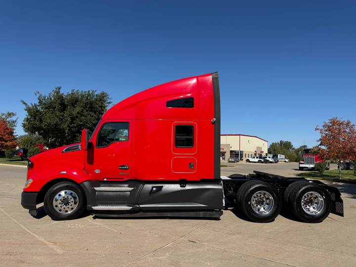 2022 Kenworth T680 76" Raised Roof Sleeper, exterior photo 4