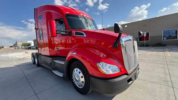 2022 Kenworth T680 76" Raised Roof Sleeper, exterior photo 1