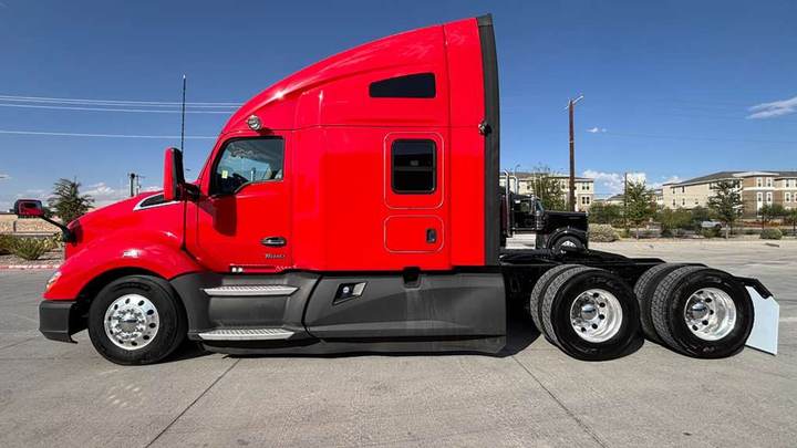 2022 Kenworth T680 76" Raised Roof Sleeper, exterior photo 2