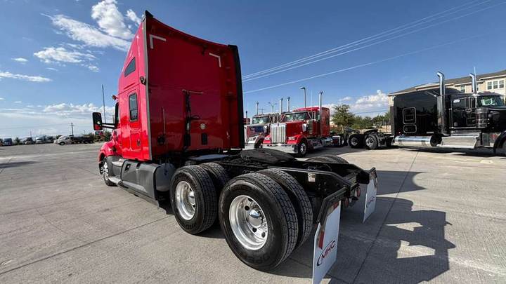 2022 Kenworth T680 76" Raised Roof Sleeper, exterior photo 4