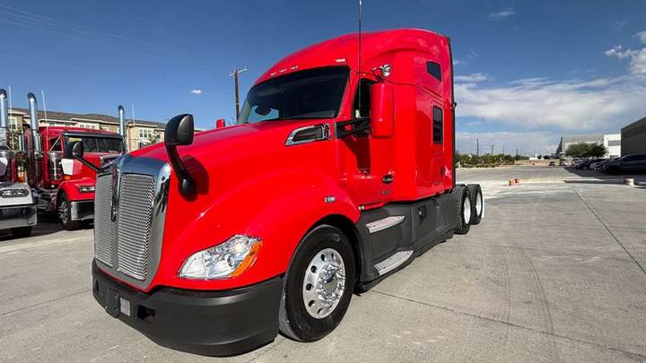 2022 Kenworth T680 76" Raised Roof Sleeper, exterior photo 5