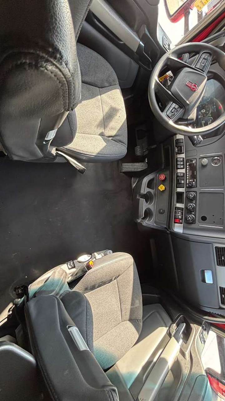 2022 Kenworth T680 76" Raised Roof Sleeper, interior photo 7