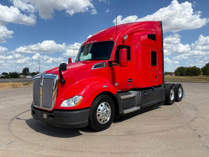 2022 Kenworth T680 76" Raised Roof Sleeper, exterior photo 2