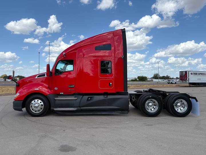 2022 Kenworth T680 76" Raised Roof Sleeper, exterior photo 3