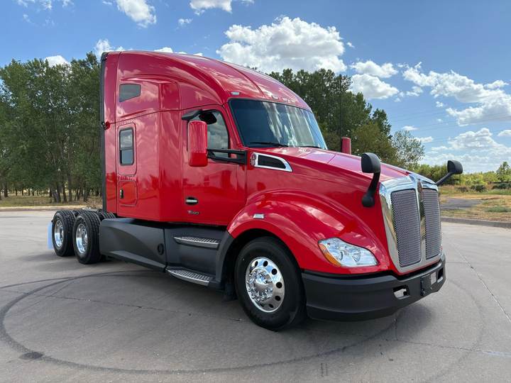 2022 Kenworth T680 76" Raised Roof Sleeper, exterior photo 5