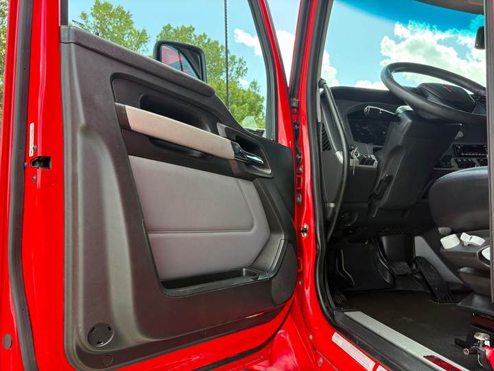 2022 Kenworth T680 76" Raised Roof Sleeper, interior photo 7