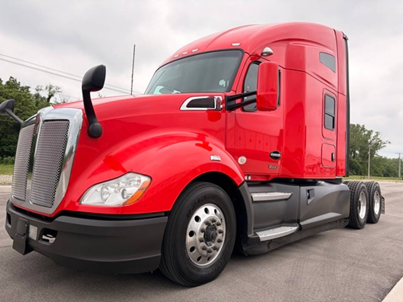 2022 Kenworth T680 76" Raised Roof Sleeper, exterior photo 1