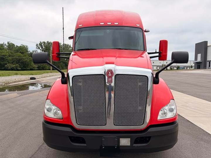 2022 Kenworth T680 76" Raised Roof Sleeper, exterior photo 2