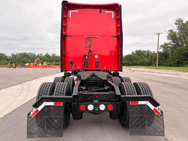 2022 Kenworth T680 76" Raised Roof Sleeper, exterior photo 3