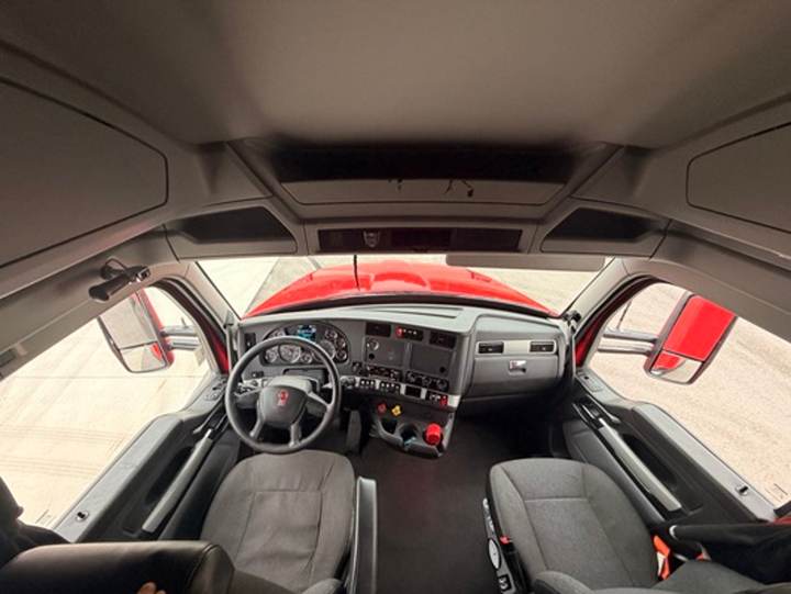 2022 Kenworth T680 76" Raised Roof Sleeper, interior photo 4