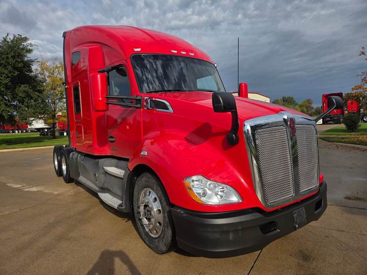 2022 Kenworth T680 76" Raised Roof Sleeper, exterior photo 1
