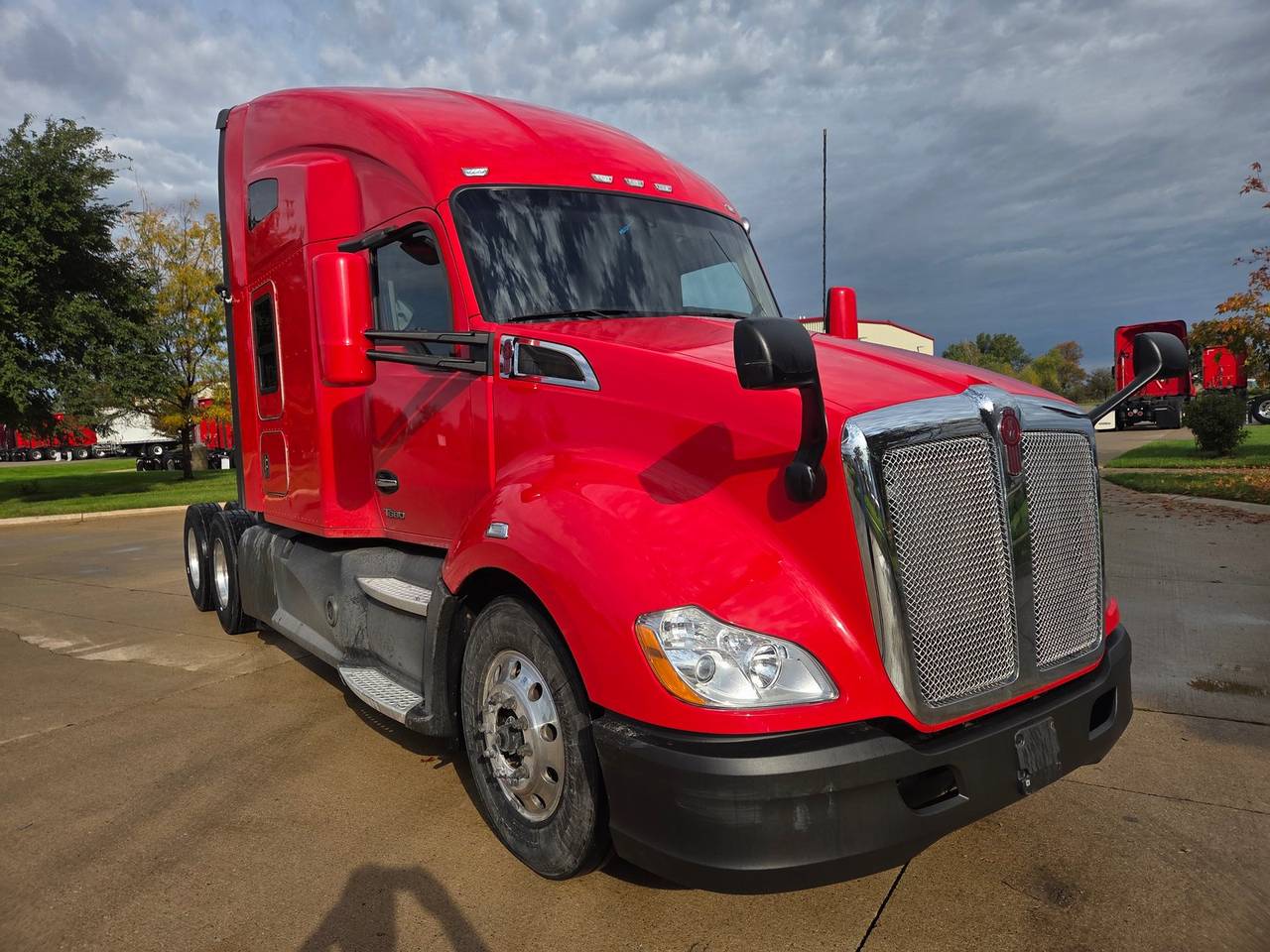2022 Kenworth T680 76" Raised Roof Sleeper, exterior photo 1