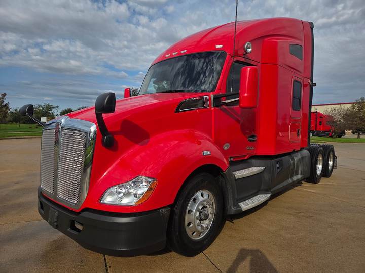 2022 Kenworth T680 76" Raised Roof Sleeper, exterior photo 2