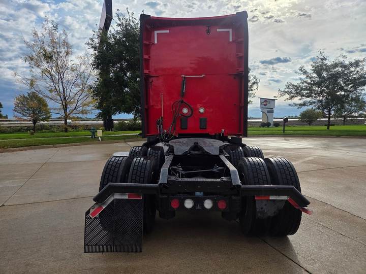 2022 Kenworth T680 76" Raised Roof Sleeper, exterior photo 3
