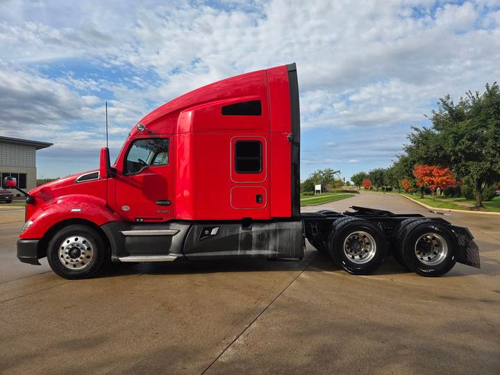 2022 Kenworth T680 76" Raised Roof Sleeper, exterior photo 4
