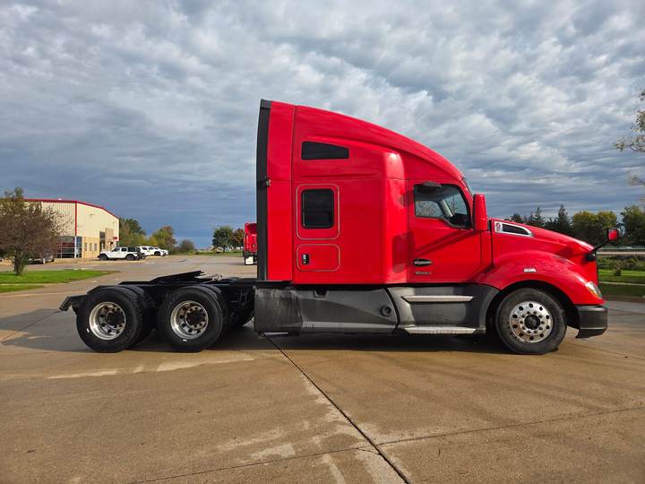 2022 Kenworth T680 76" Raised Roof Sleeper, exterior photo 5
