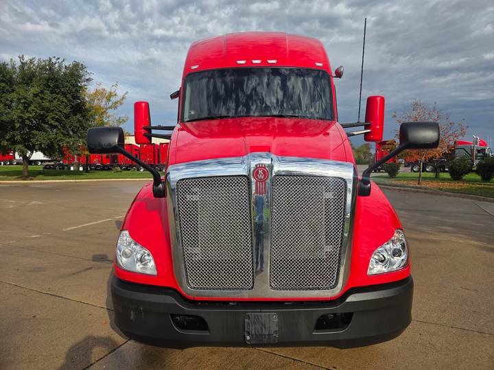 2022 Kenworth T680 76" Raised Roof Sleeper, exterior photo 6