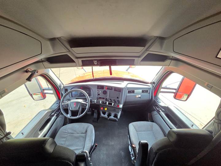2022 Kenworth T680 76" Raised Roof Sleeper, interior photo 7