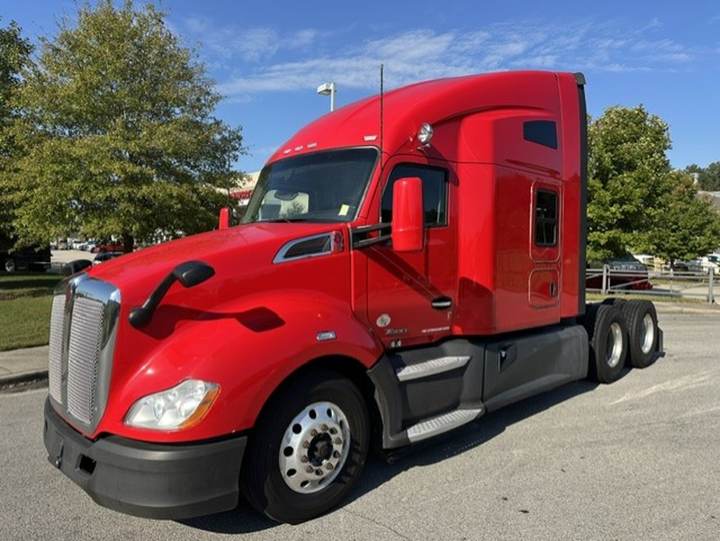 2022 Kenworth T680 76" Raised Roof Sleeper, exterior photo 2