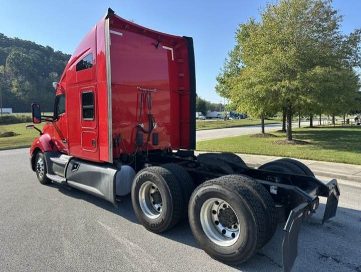 2022 Kenworth T680 76" Raised Roof Sleeper, exterior photo 5